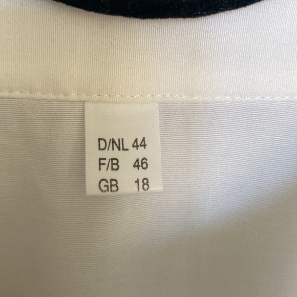 VINTAGE white collared button down - Picture 5 of 5